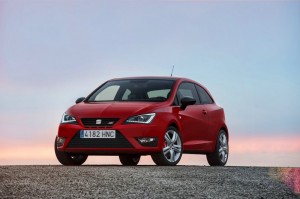 Roter Seat Ibiza Cupra in der Front- Seitenansicht