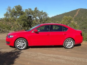 Skoda Octavia in der Seitenansicht (rot, 2013)