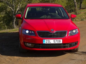 2013 er Skoda Octavia in der Frontansicht (rot)