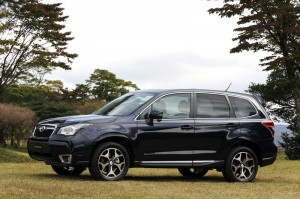 Schwarzer Subaru Forester von der Seite