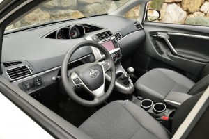 Das Cockpit des Toyota Kompaktvans Verso Bildergalerie