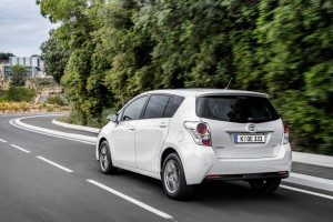 Die Heckpartie des Toyota Verso (Farbe Weiss)