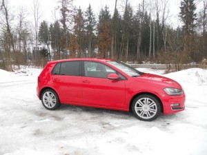 Roter VW Golf 4Motion bei Tests im Winter