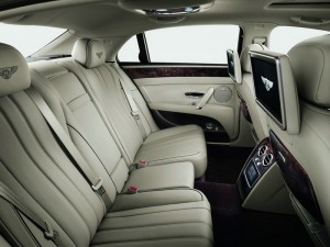 Luxus pur im Fond des Bentley Flying Spur