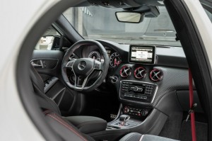 Das Armaturenbrett des Mercedes-Benz A 45 AMG