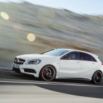 weißer Mercedes-Benz A 45 AMG in der Seitenansicht