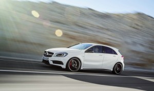 weißer Mercedes-Benz A 45 AMG in der Seitenansicht