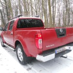 Nissan Navara in Rot auf Schnee