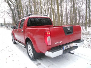 Nissan Navara in Rot auf Schnee