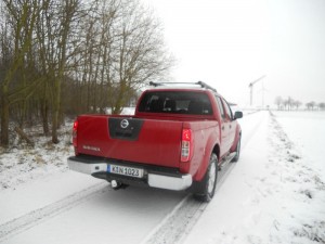 Roter Nissan Navara in der Heckansicht