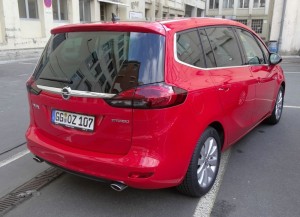 Roter Opel Zafira Tourer Biturbo mit 195 PS