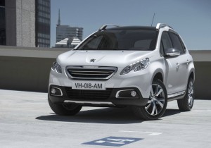 Neuer weisser Peugeot 2008 in der Frontansicht