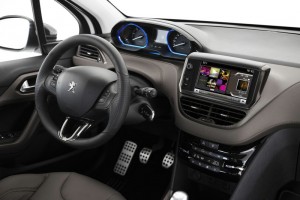Das Cockpit des Peugeot 2008 - Lenkrad, Mittelkonsole, Navi