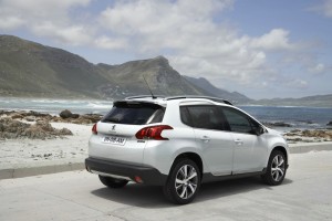 2013-er Peugeot 2008 in Weiss in der Heckansicht
