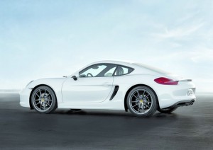 Der 2013-er Porsche Cayman in weiss in der Seitenansicht
