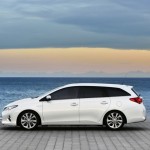 Der neue Toyota Auris Touring Sports in Weiß in der Seitenansicht