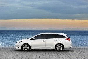 Der neue Toyota Auris Touring Sports in Weiß in der Seitenansicht