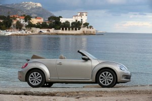 Das 2013-er Volkswagen Beetle Cabrio in der Seitenansicht
