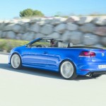 Blaues Volkswagen Golf R Cabrio 2013 in der Heckansicht