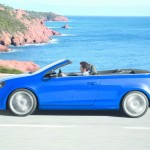 Das neue Volkswagen Golf R Cabrio in Blau in der Seitenansicht