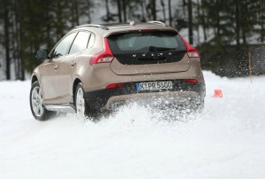 Volvo V40 Cross Country auf Schnee in der Heckansicht