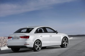 weißer Audi A3 Limousine 2013 in der Seiten- Heckansicht