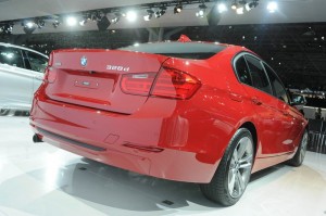 BMW 328d F30 in rot in der Heckansicht