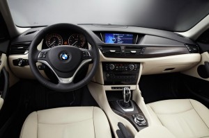 Das Cockpit des BMW X1 xDrive 1.8d