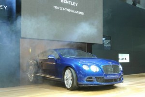 Bentley Continental GT in Blau bei einer Vorstellung