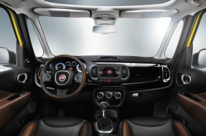 Das Armaturenbrett des Fiat 500L Trekking