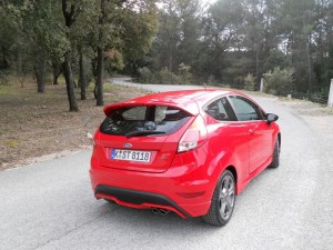 Die Heckansicht des Ford Fiesta ST (Exterieur Bilder, 2013, rot)