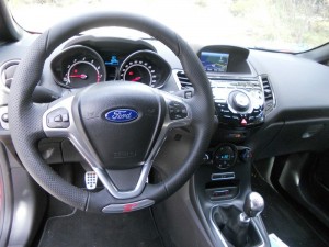 Die Mittelkonsole des Ford Fiesta ST (Lenkrad, Cockpit, Interieur Bilder)