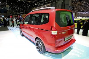 Roter Ford Tourneo Courier auf der Genfer Automesse 2013