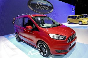 Ford Tourneo Courier in rot auf dem Genfer Auto-Salon 2013
