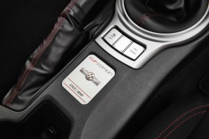 Toyota GT86 Cup Edition Emblem 0/86 in der Mittelkonsole