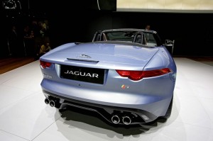 Die Auspuffrohre (4 Stück) des Jaguar F-Type