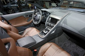 Der Innenraum des Jaguar F-Type mit viel Luxus