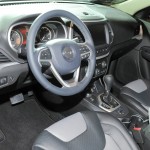 Der Innenraum des Jeep Cherokee