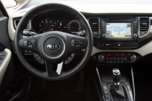 Das Cockpit des neuen Kia Carens (2013)