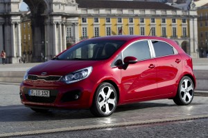 Roter Kia Rio UB in der Außenansicht