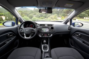 Der Innenraum des Kia Rio Typ UB