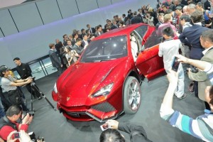 Roter Lamborghini Urus bei einer Veranstaltung