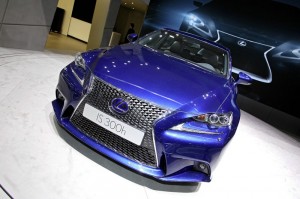 Der Kühlergrill des Lexus IS 300h