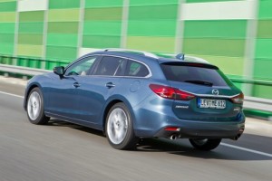 Blauer Mazda6 Kombi in der Seiten- Heckansicht
