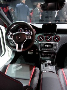 Das Cockpit des neuen Mercedes-Benz A45 AMG
