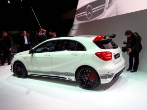 Die Seitenpartie des Mercedes-Benz A45 AMG