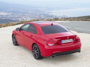 Mercedes-Benz CLA 250 in rot in der Heckansicht