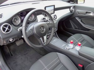Der Innenraum des Mercedes-Benz CLA 250 Mittelkonsole, Sitze, Lenkrad