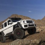 weisser Mercedes-Benz G 63 AMG 6x6 bei den Fahrten in der Wüste