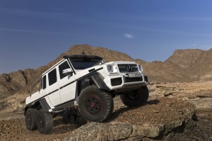 weisser Mercedes-Benz G 63 AMG 6x6 bei den Fahrten in der Wüste